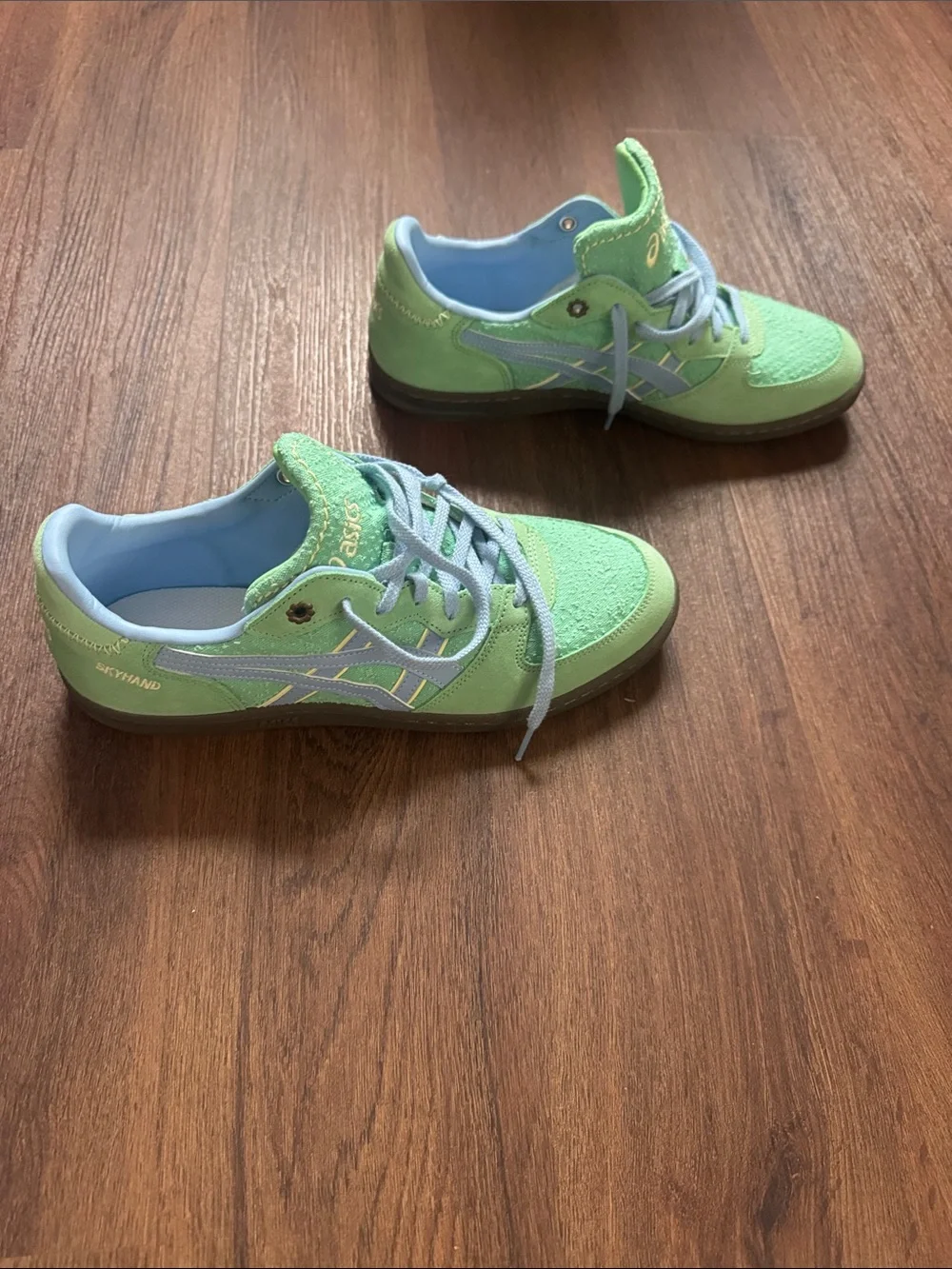 ASICS Mens Light Green and Light Blue Lace-Up Sneakers. M8.5